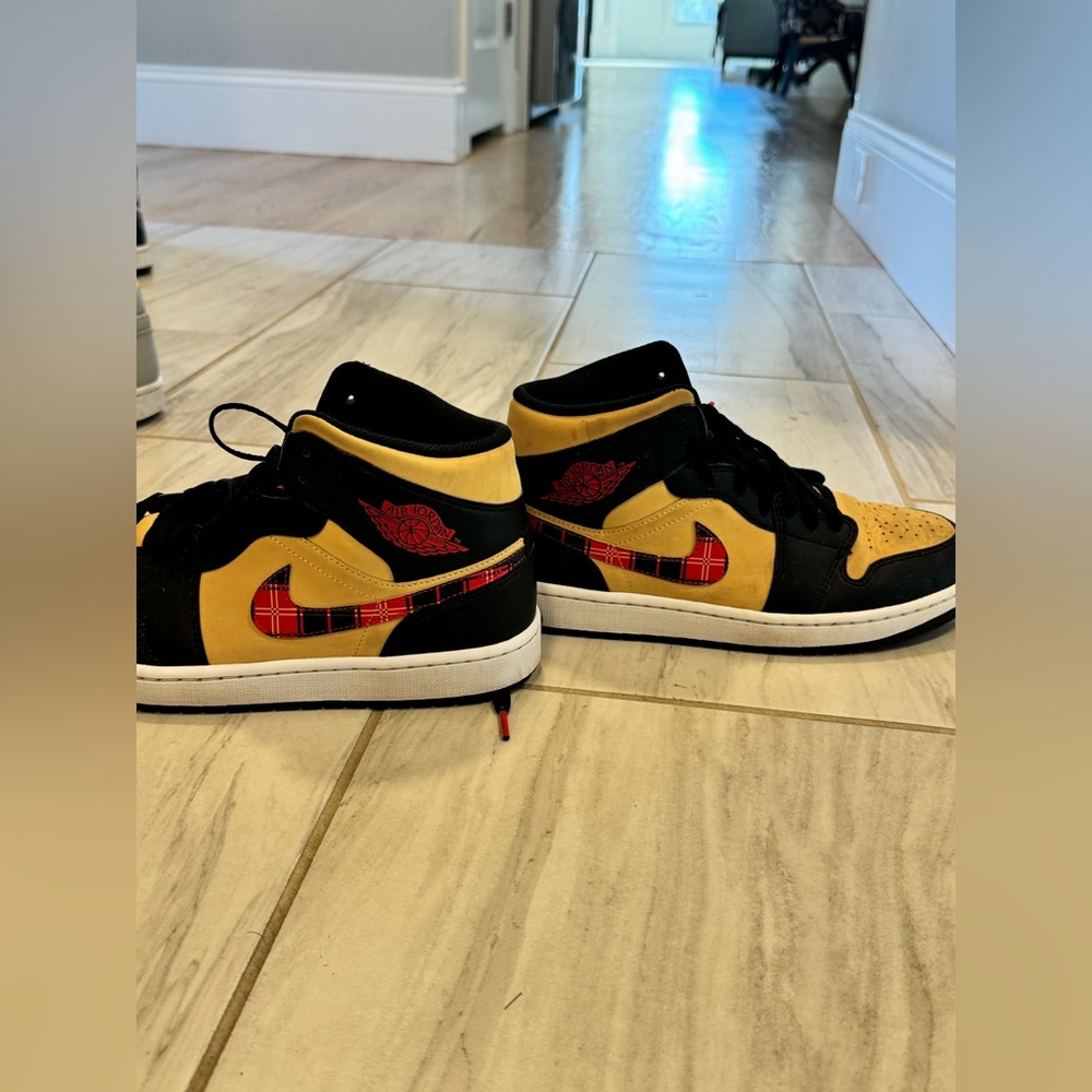 Air Jordan 1 Tartan Swoosh - Mid like new.im willing to trade